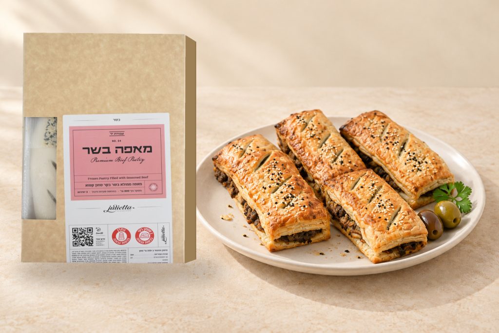 מאפה בשר - אריזת Julietta לצד צלחת מאפים