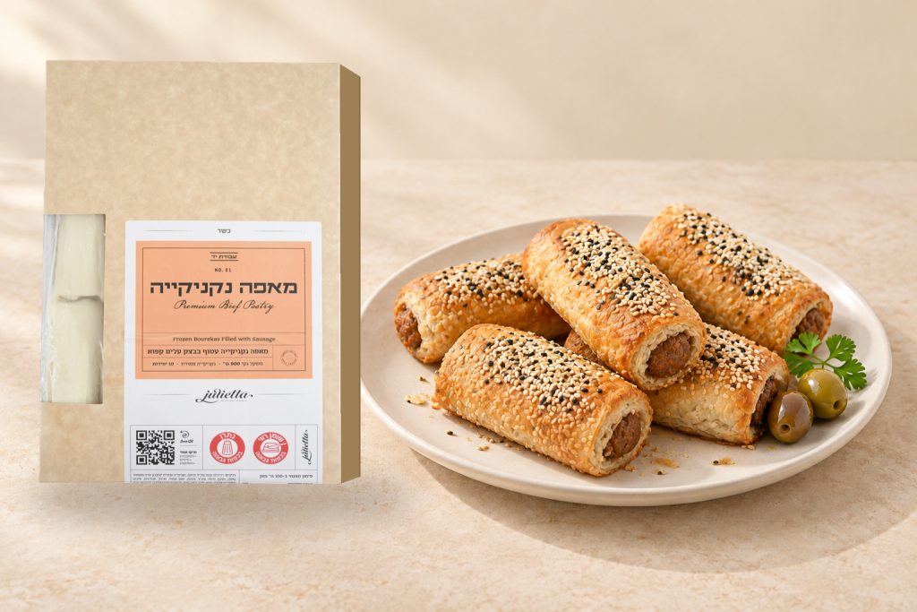 מאפה נקניקייה - אריזת Julietta לצד צלחת מאפים