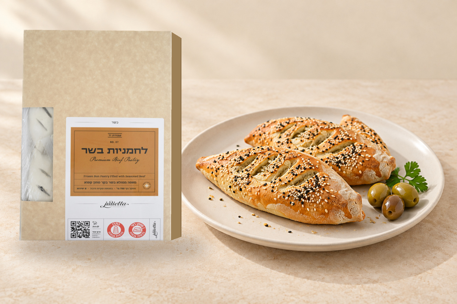 לחמניות בשר — אריזת Julietta לצד צלחת מאפים