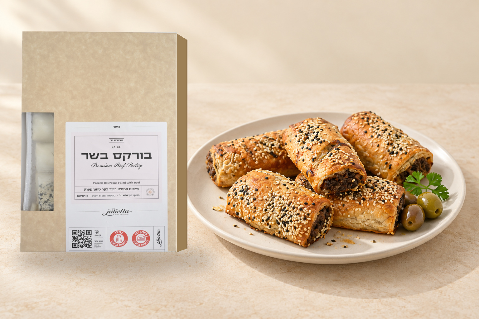 בורקס בשר — 10 יחידות — אריזת Julietta לצד צלחת מאפים